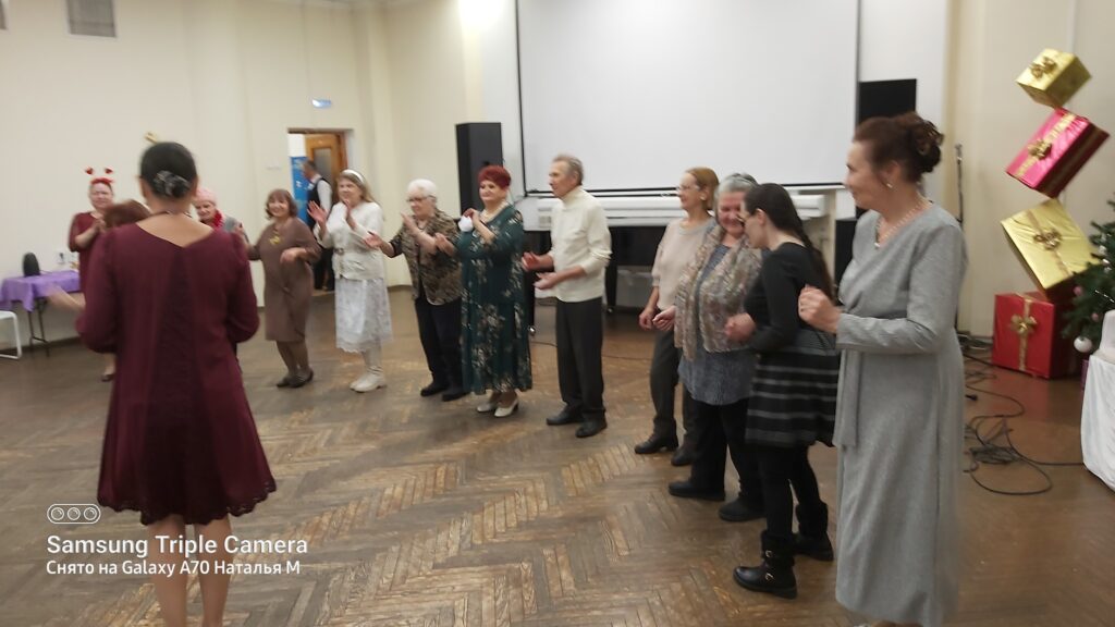 идёт новогодняя программа