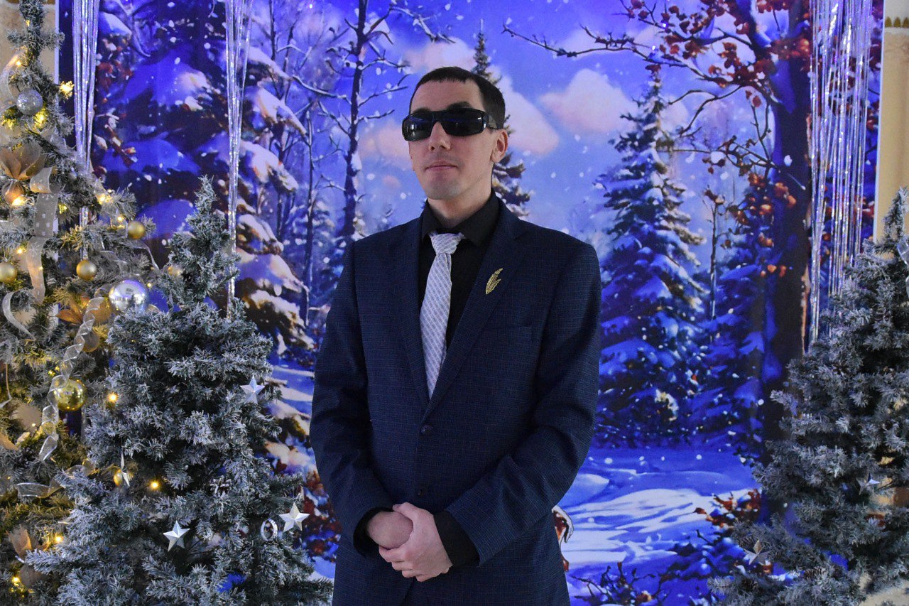 александр рожков на фотозоне зимнего леса