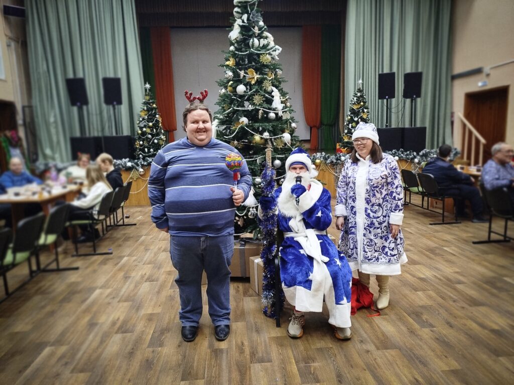 фото деда мороза и снегурочки с участником праздника