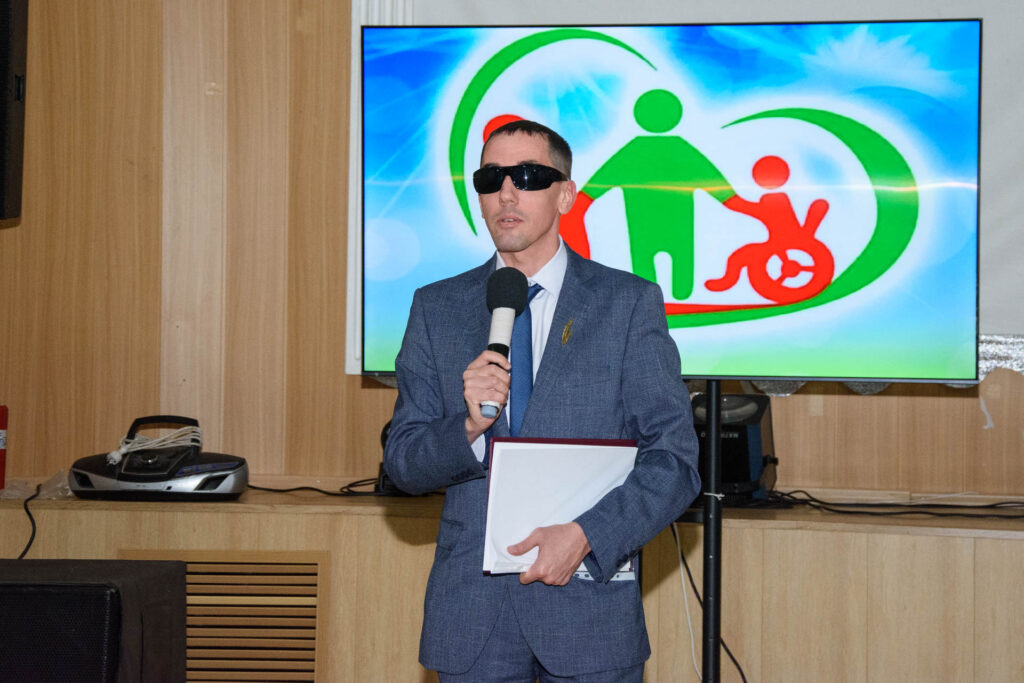 председатель чооо вос произносит торжественную речь в связи с международным днем инвалидов