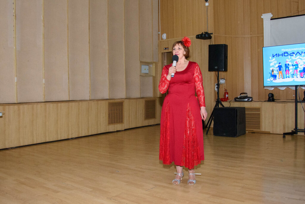 с торжественной речью выступает председатель верхнеуфалейской мо вос любовь филоксёнова