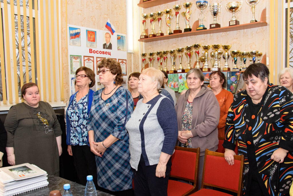 делегаты конференции встали под гимн ВОС