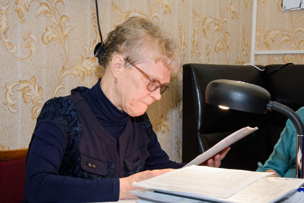 председатель копейской мо вос татьяна бганина читает отчет о проделанной работе