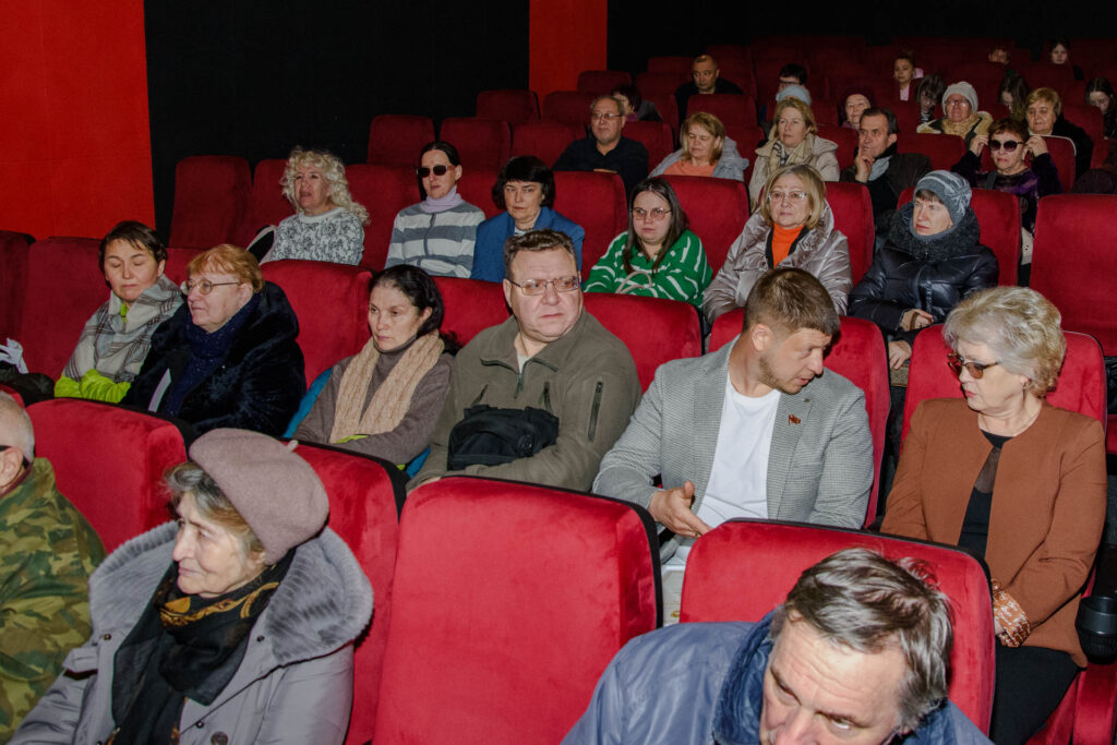 зрители в ожидании фильма