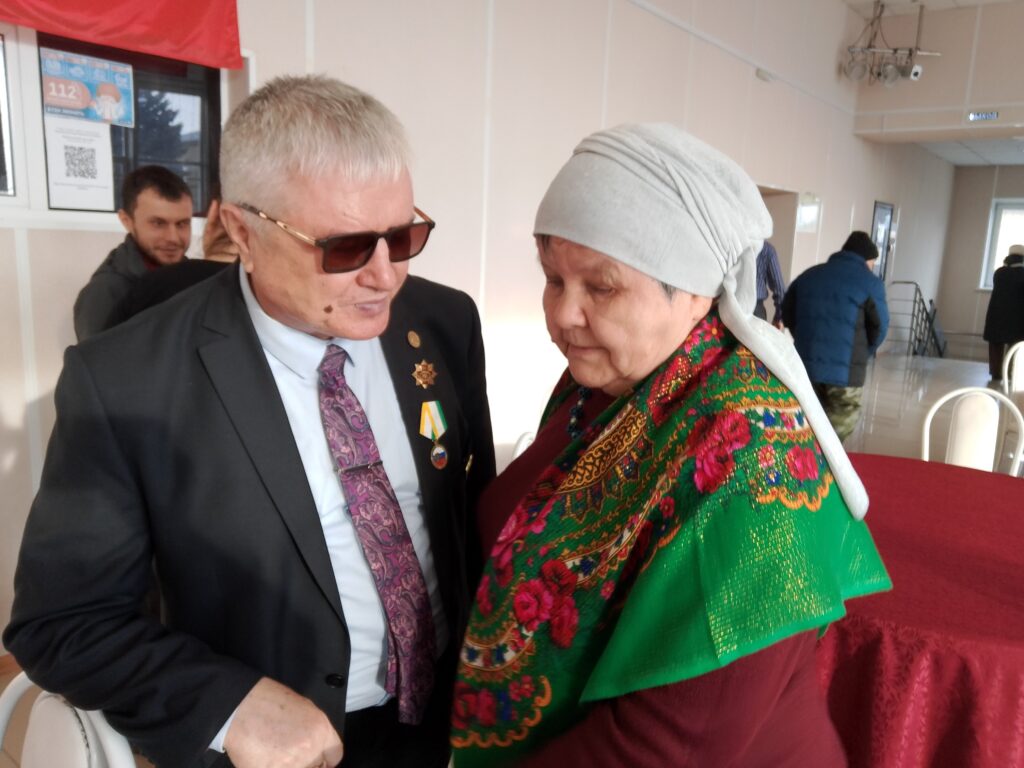 виктор анатольевич общается с членами организации