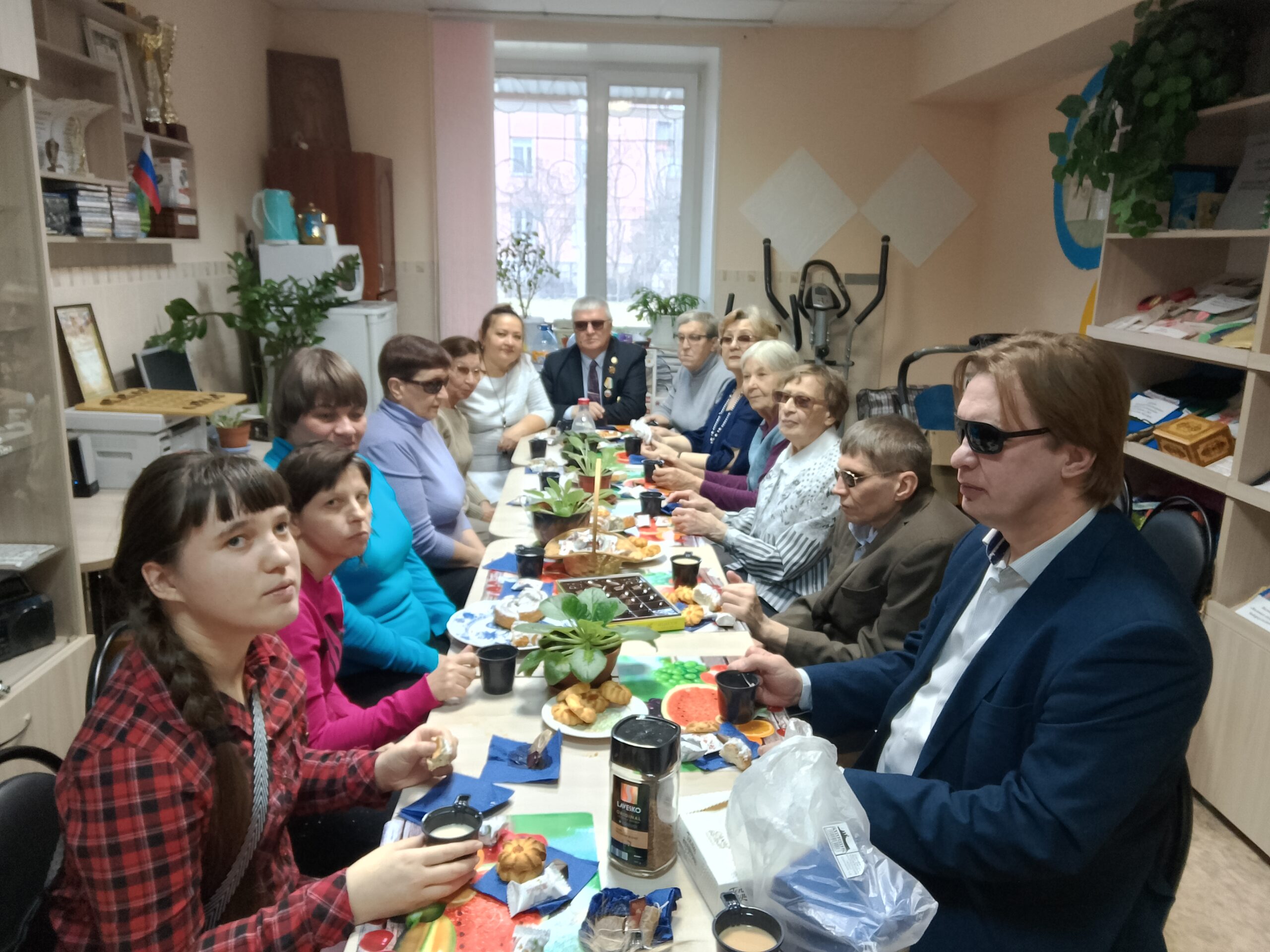 участники встречи за праздничным столом