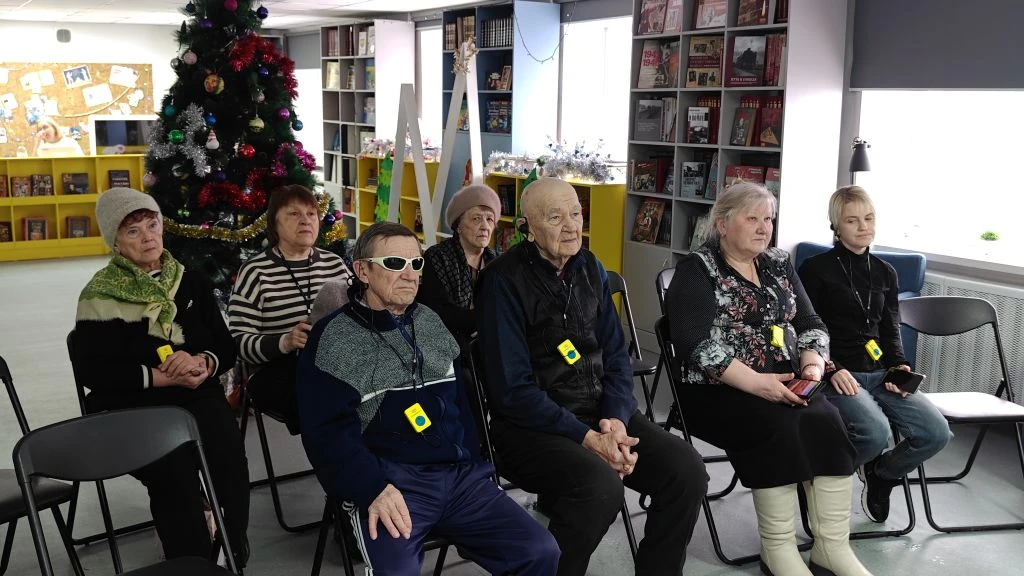 участники дц огонёк внимательно слушают