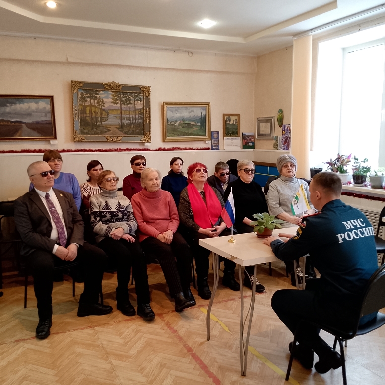 участники внимательно слушают спикера