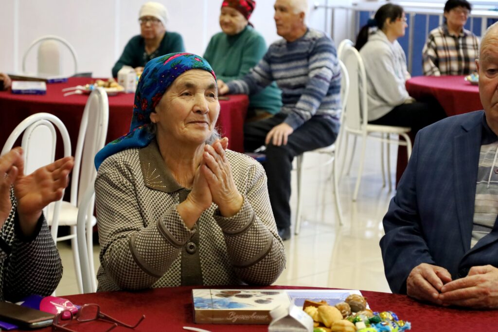 зрители внимательно слушают выступающих