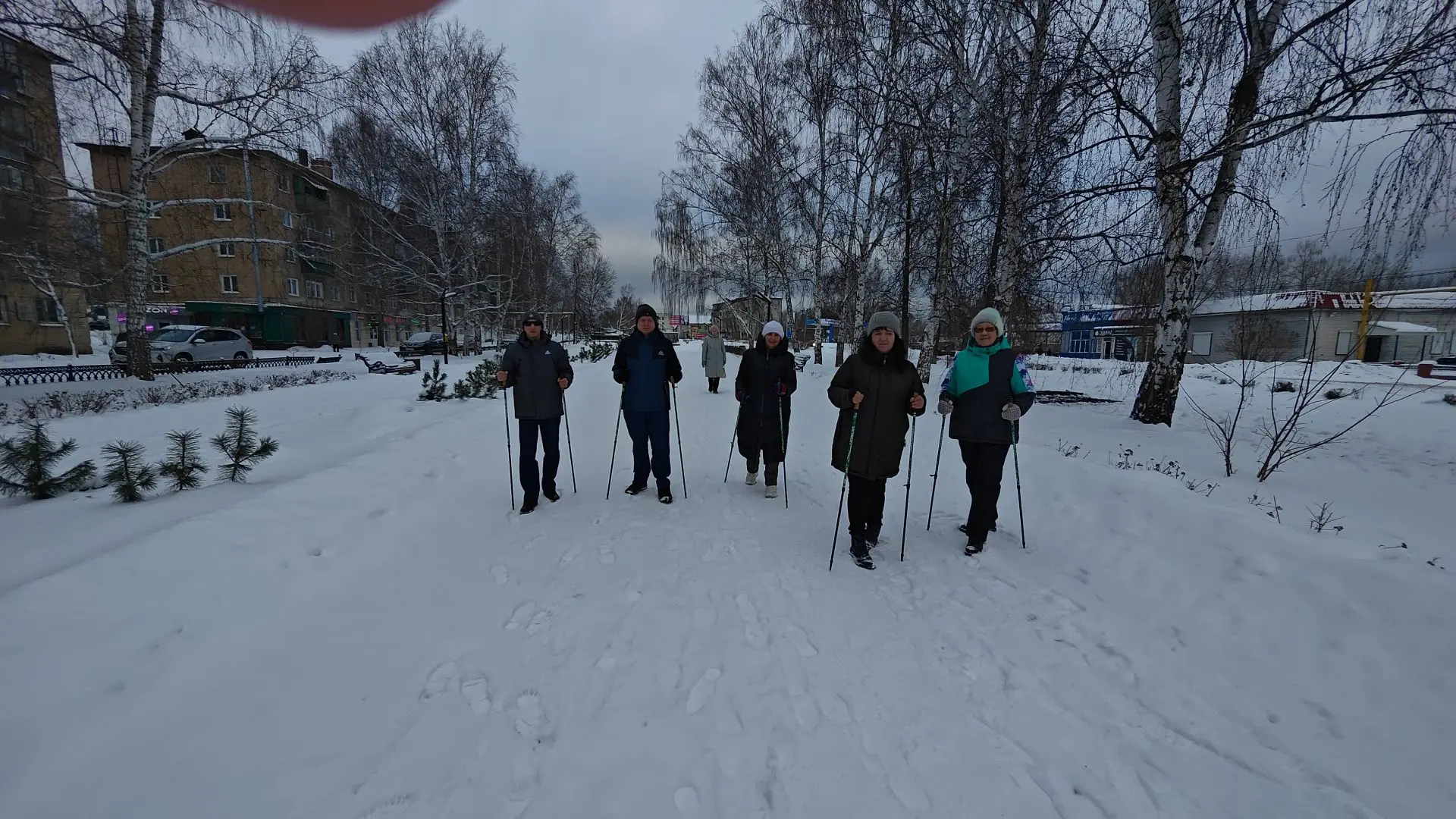члены верхнеуфалейской мо вос идут по заснеженным тропинкам и дорожкам города