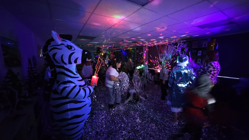 в гости пришел полосатый символ года - лошадка зебра