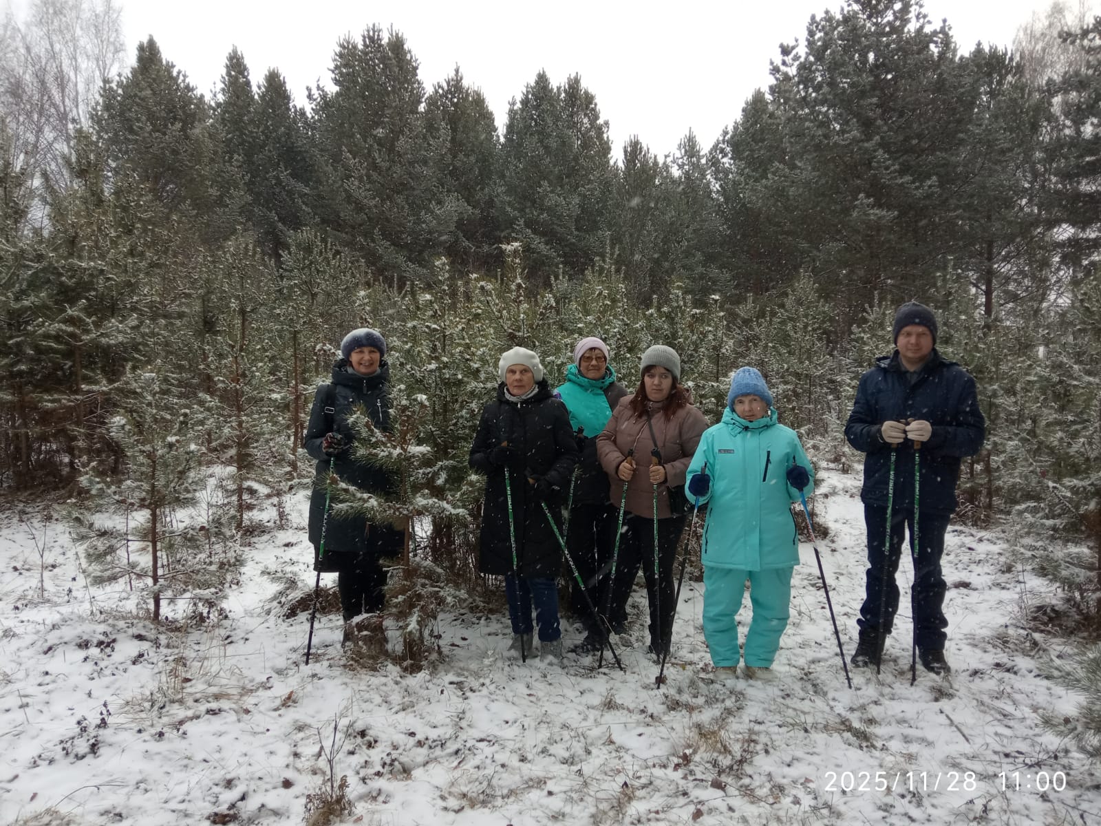 общее фото участников со скандинавскими палками на фоне леса