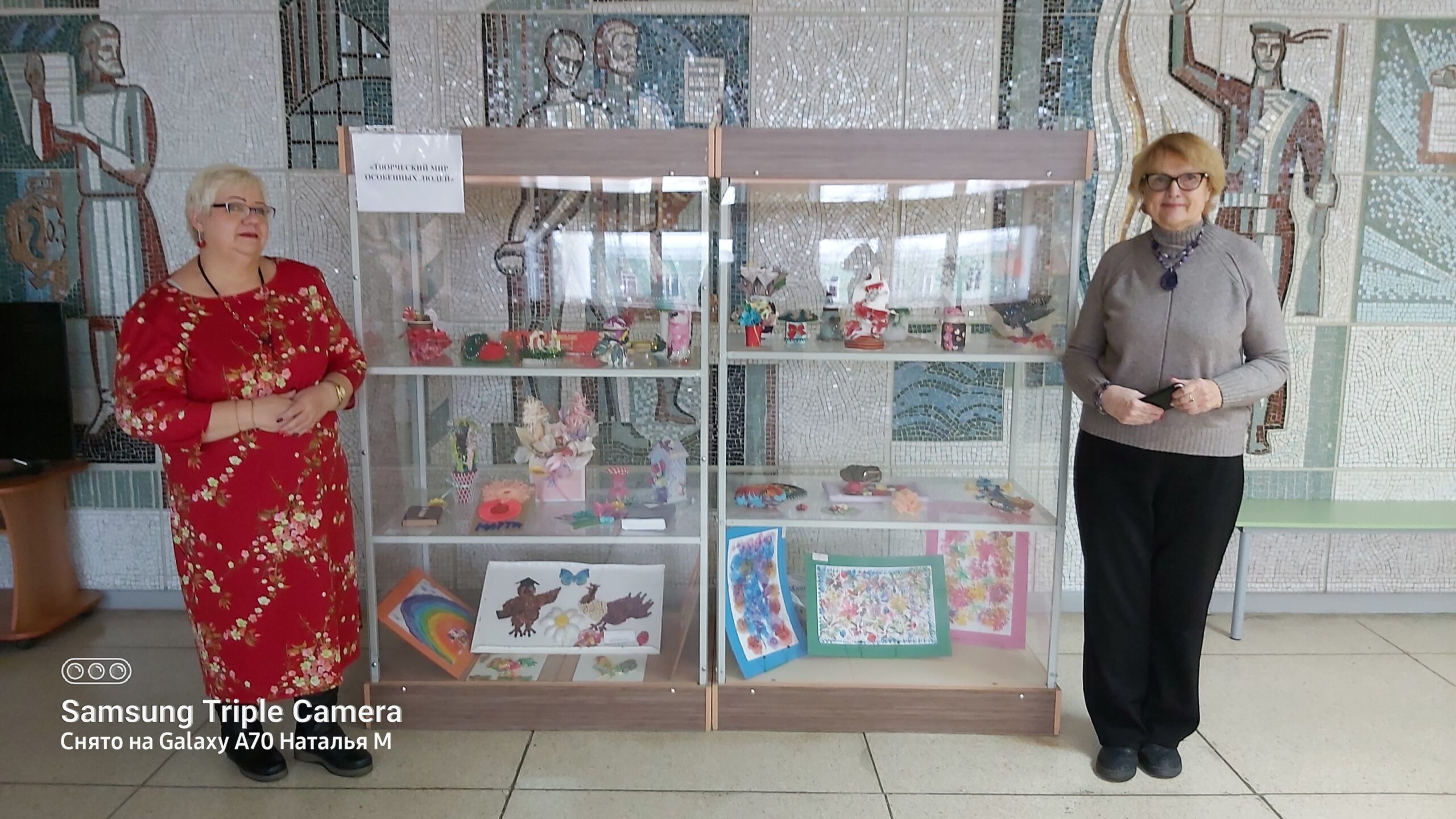 витрина с изделиями мастеров и мастериц озёрской местной организации ВОС