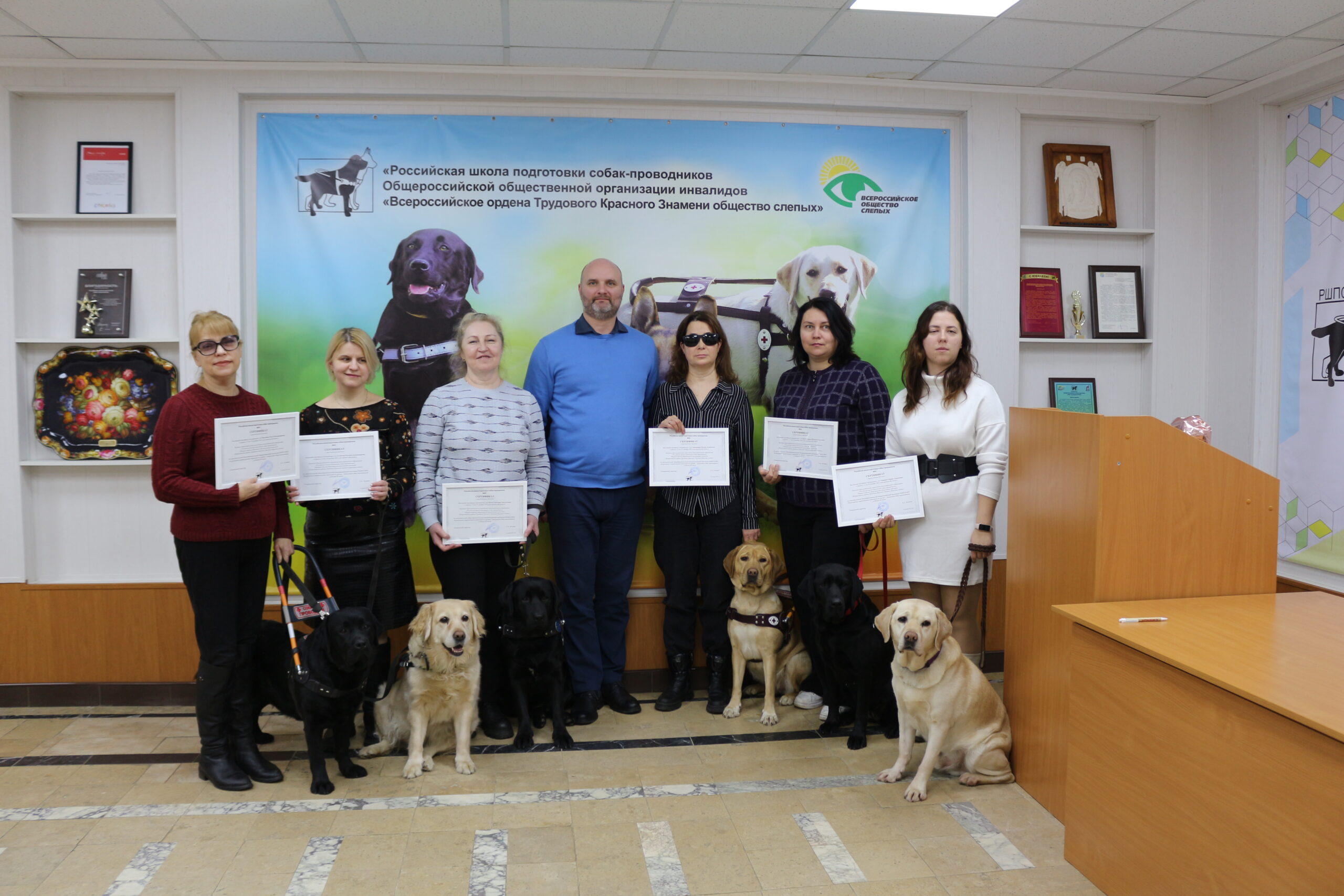 общая фотография участников курса с сертификатами