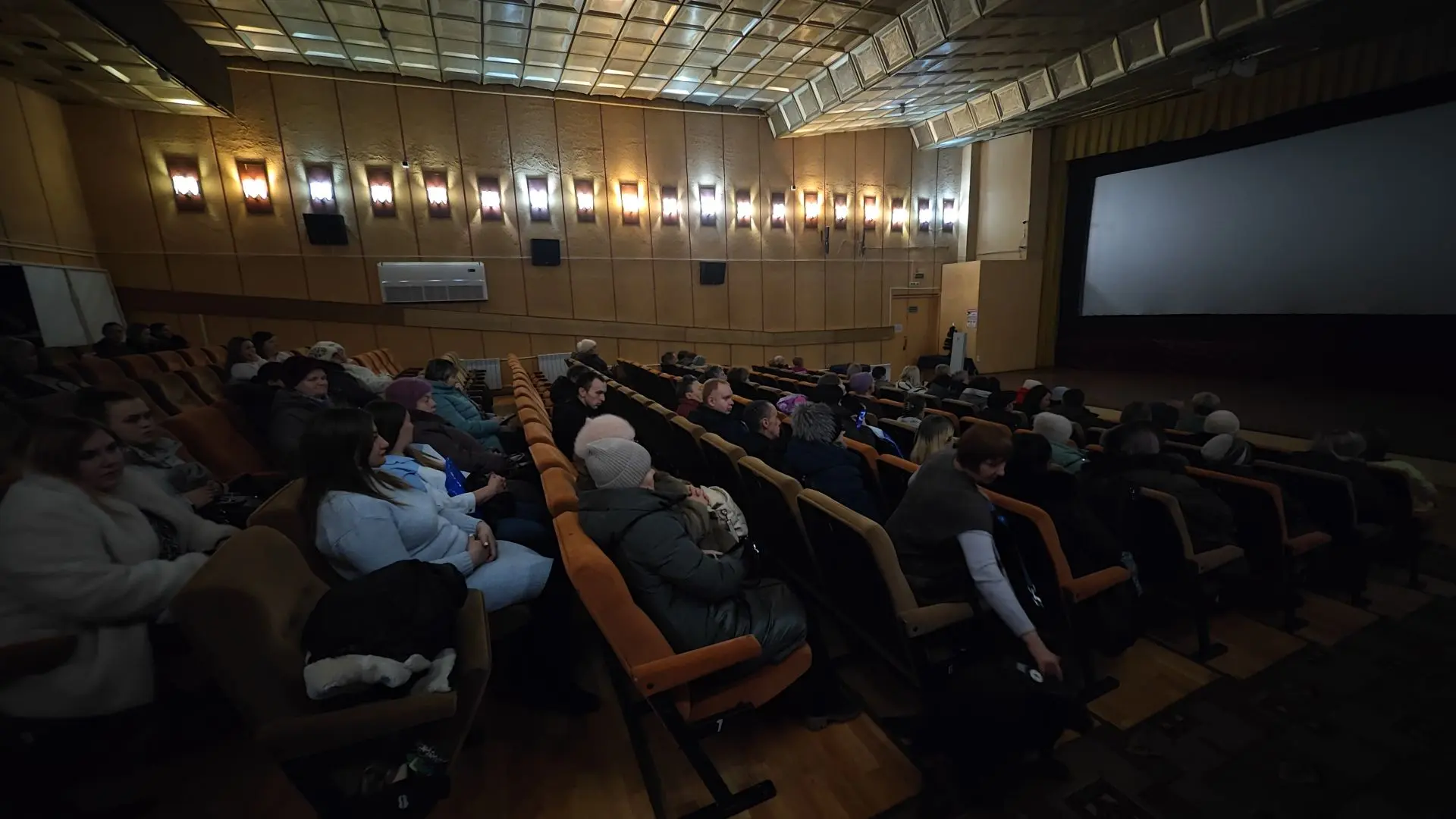 общая фотография кинозала со зрителями