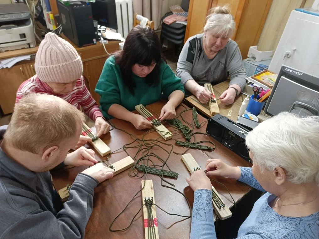 В Верхнеуфалейской МО ВОС незрячие изготовили «браслеты выживания» для участников СВО