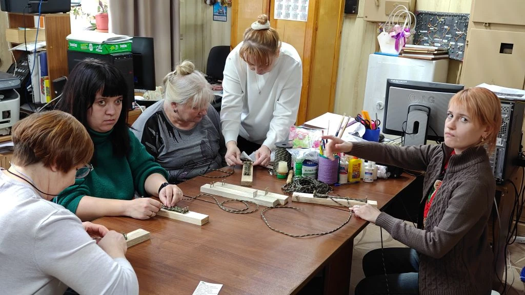 Мастер-класс по плетению браслетов выживания прошёл в Верхнеуфалейской МО ВОС