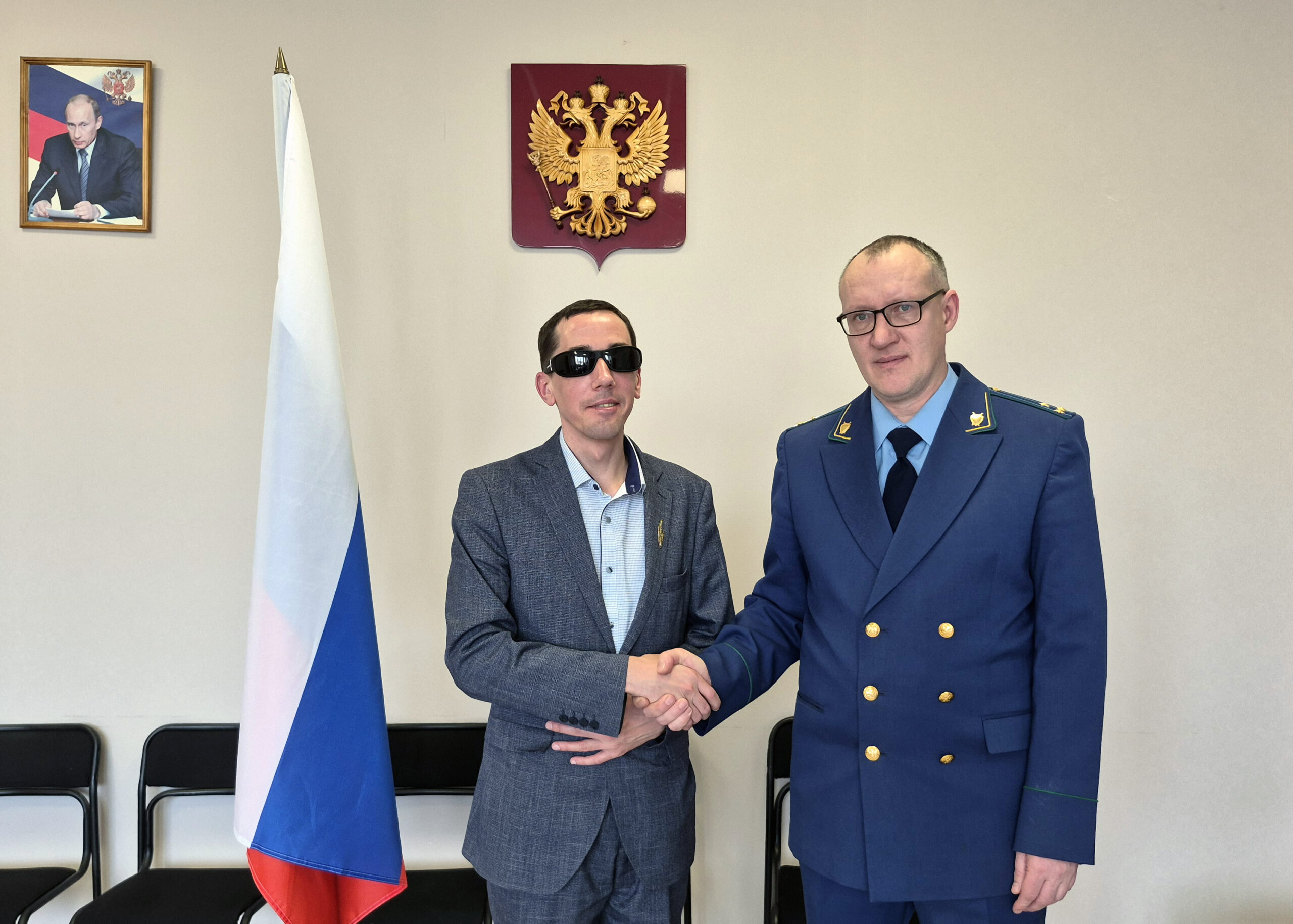 Александр Рожков и Михаил Калита - приветственное рукопожатие.