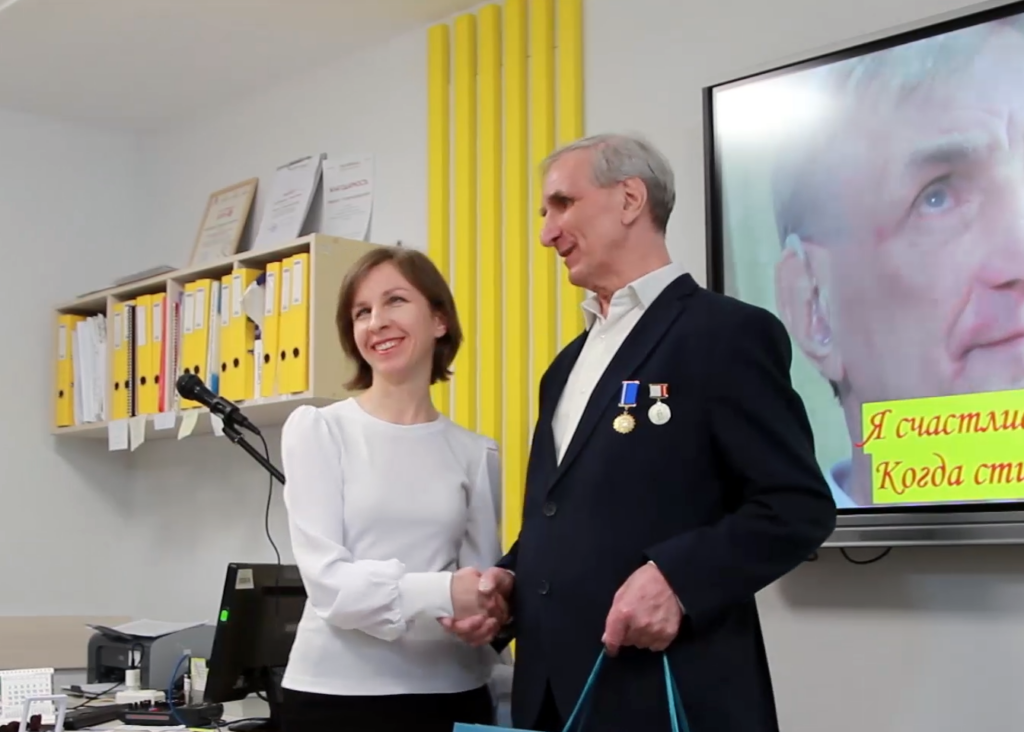 пресс-секретарь чооо вос поздравляет поэта с юбилеем 