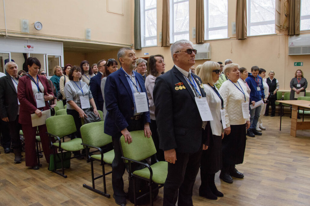 делегаты и гости конференции стоят, звучит гимн ВОС