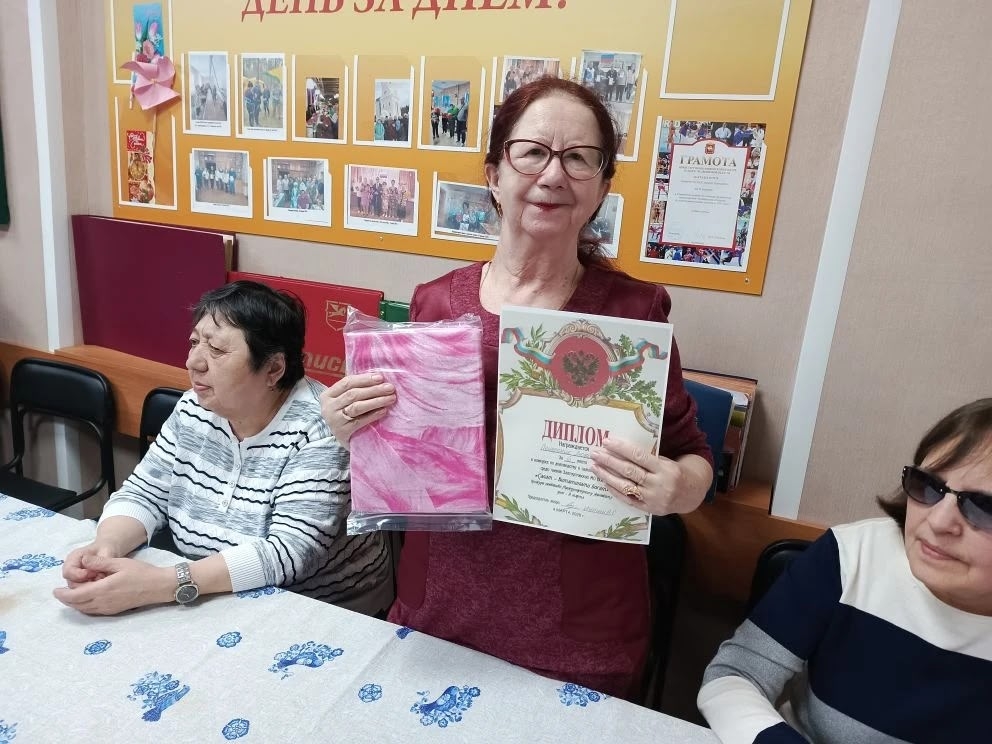 участники мероприятия с дипломами