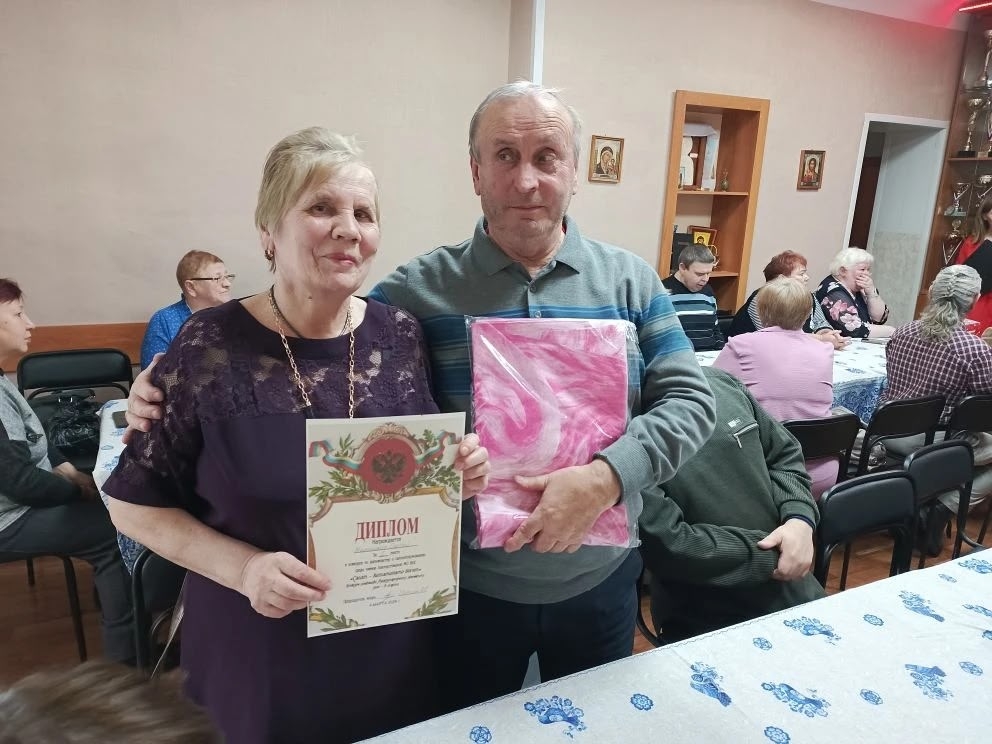 участники мероприятия с дипломами