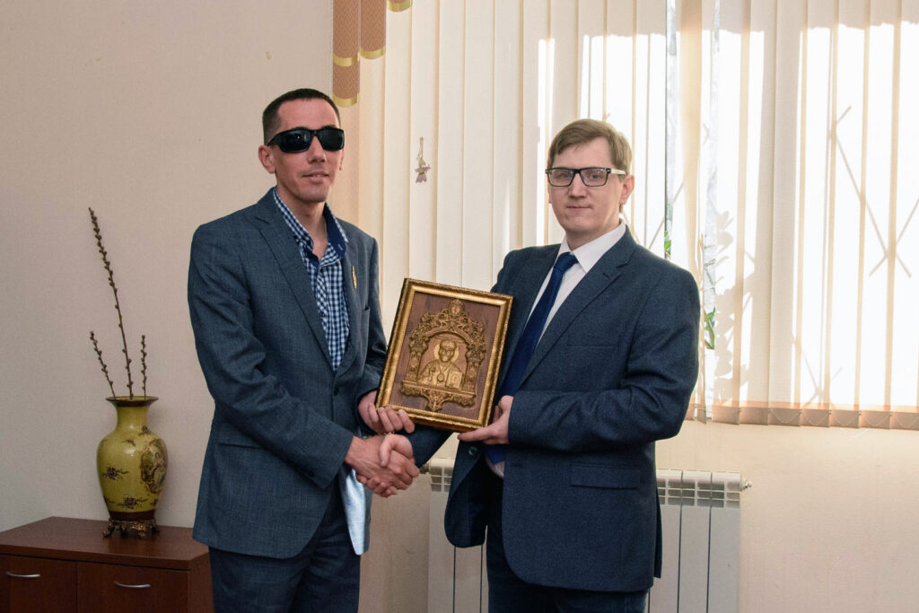 Антоний сидоренко вручает икону александру рожкову