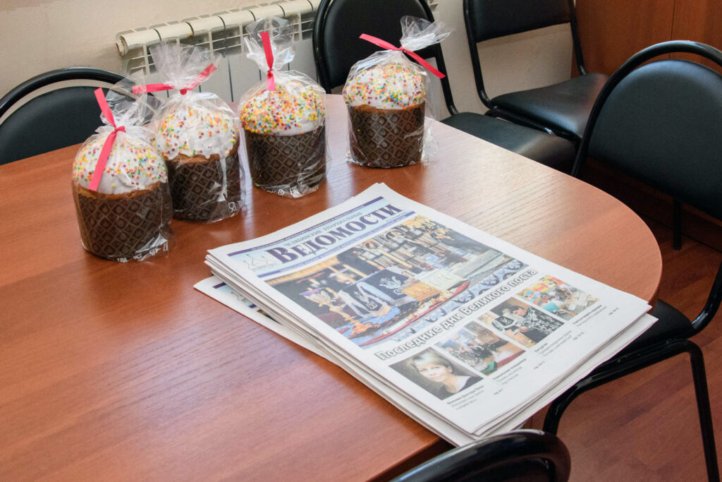 куличи и стопка газет челябинские епархиальные ведомости