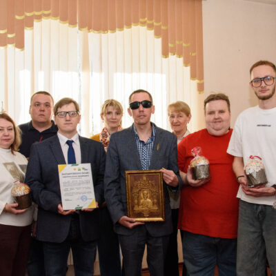 Тактильная икона и пасхальные дары: волонтёр Антон Сидоренко поддержал членов ВОС