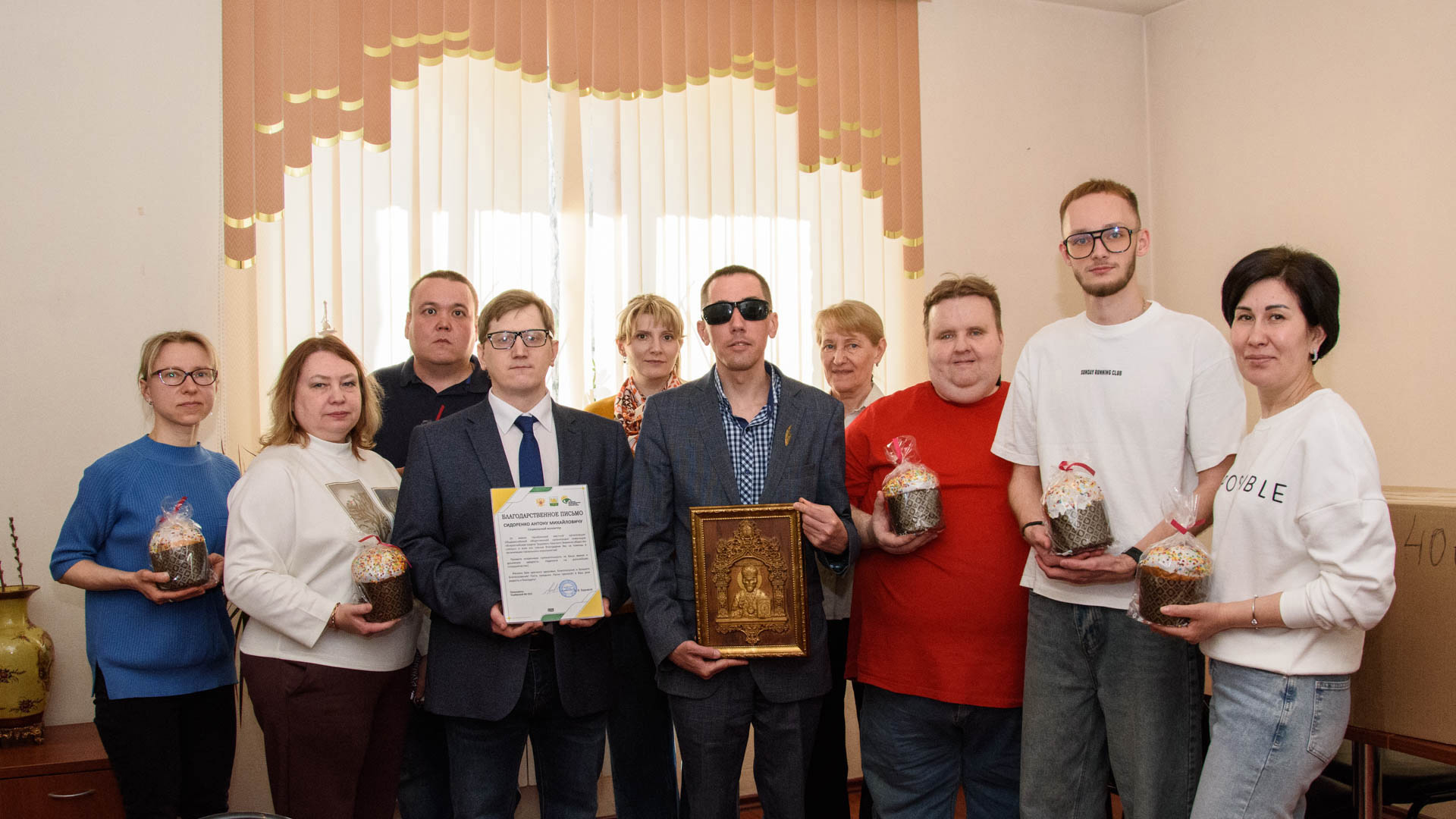 Тактильная икона и пасхальные дары: волонтёр Антон Сидоренко поддержал членов ВОС