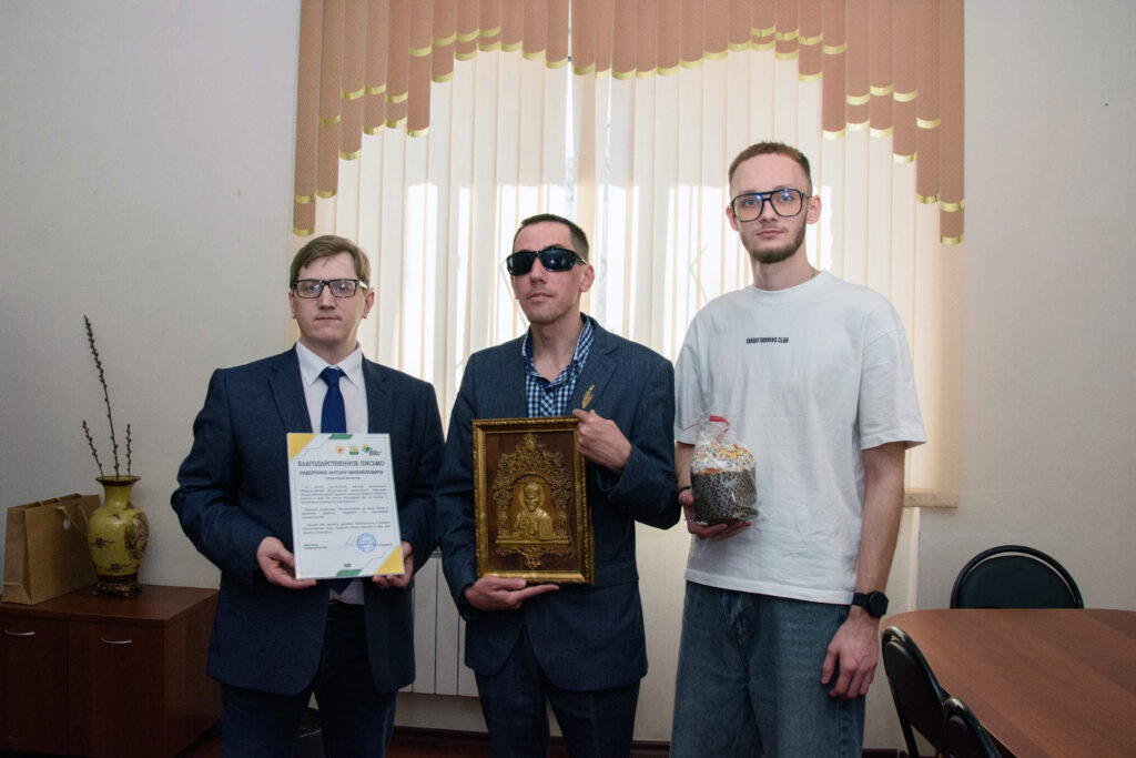 председатели чооо вос и мо вос с волонтером. общая фотография