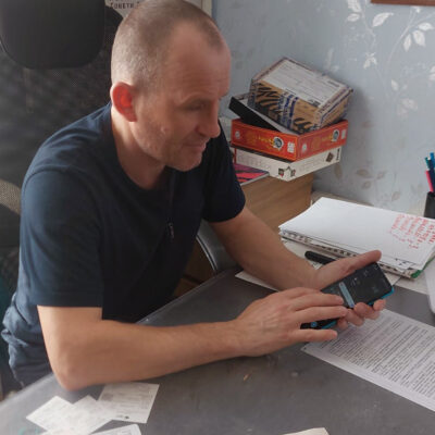 От базовых навыков — к продвинутому уровню: незрячий житель Коркина продолжает обучение мобильной грамотности