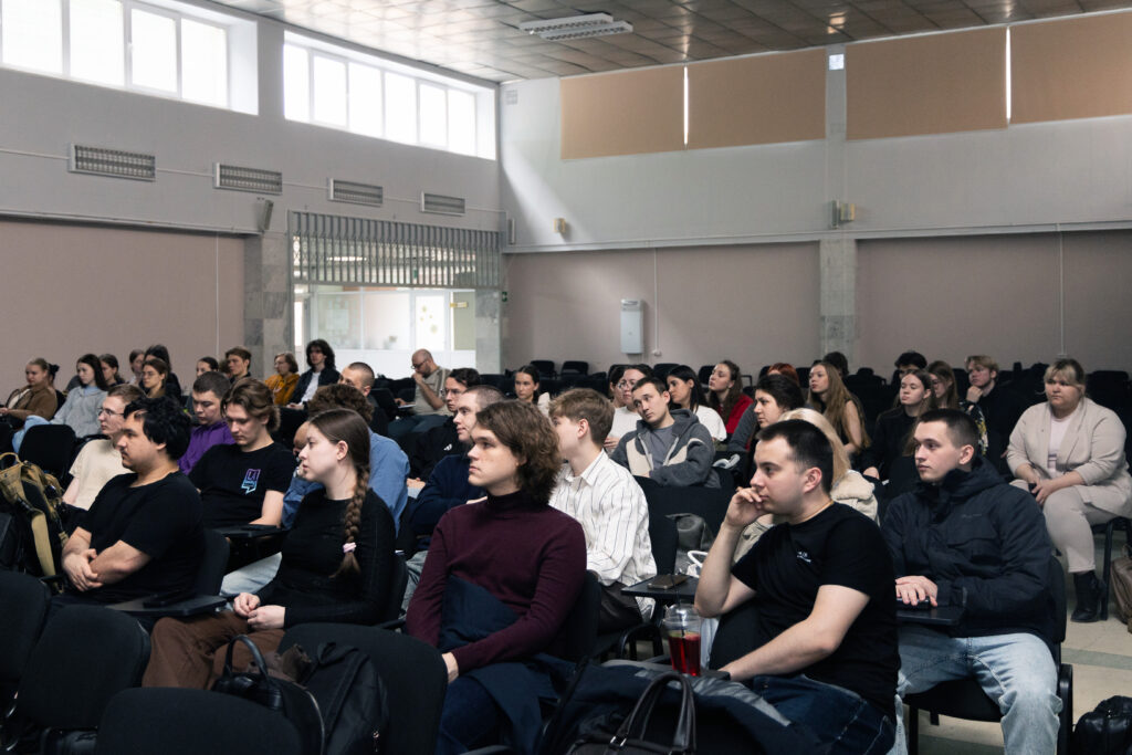 полный зал студентов-участников встречи
