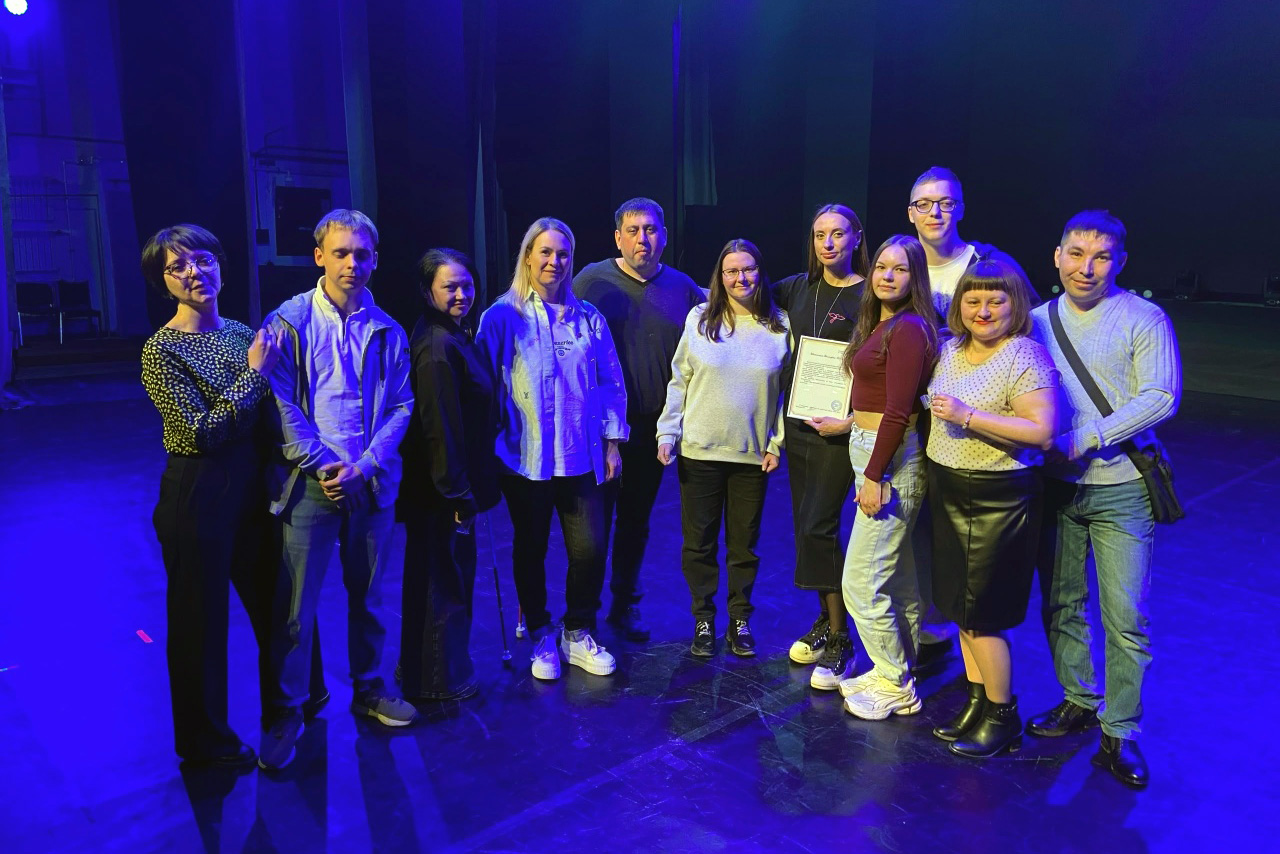 Доброта без границ: подопечные Златоустовской МО ВОС посетили стендап-концерт