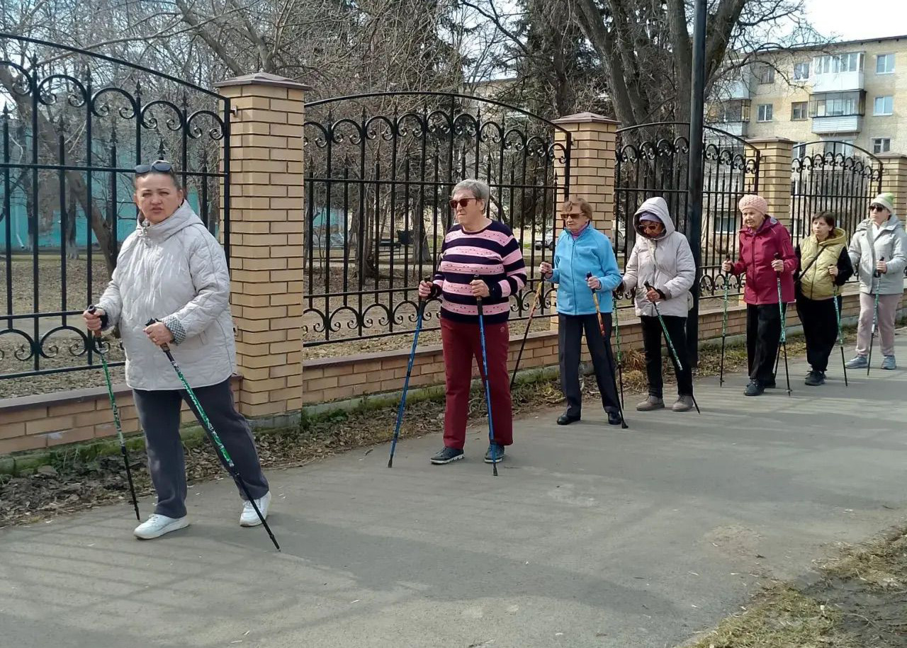 Скандинавская ходьба объединяет: в Чебаркуле незрячие осваивают активный образ жизни
