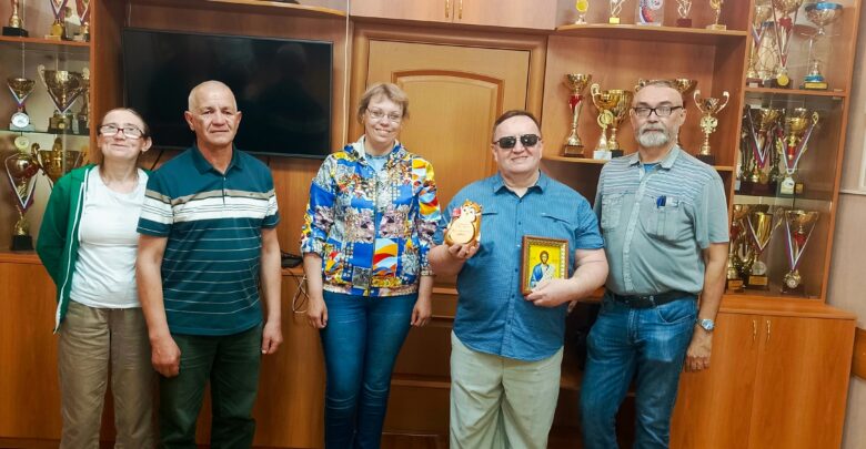 Вручение подарков Председателю Варганову О.Г. от членов ВОС краснотурьинска