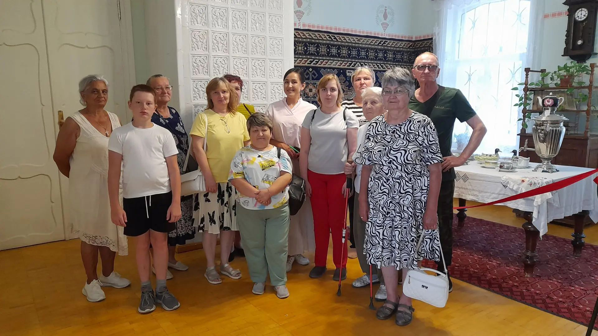 Общее фото участников поездки в одном из залов дома-музея Мажита Гафури. Группа позирует рядом с экспозицией, посвящённой быту и истории семьи писателя.