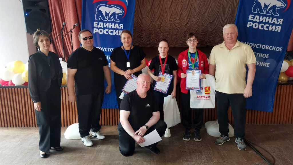 Победительницы женского турнира с грамотами и медалями фотографируются вместе с организаторами.
