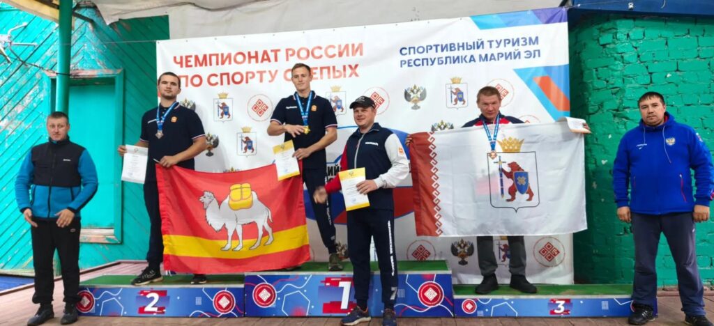 Победители и призёры стоят на пьедестале с медалями, дипломами и флагами регионов.