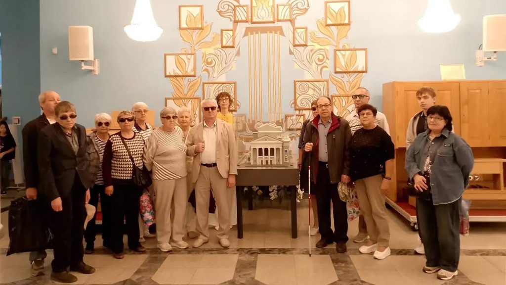 Члены Чебаркульской МО ВОС фотографируются после концерта в фойе Зала органной и камерной музыки «Родина».