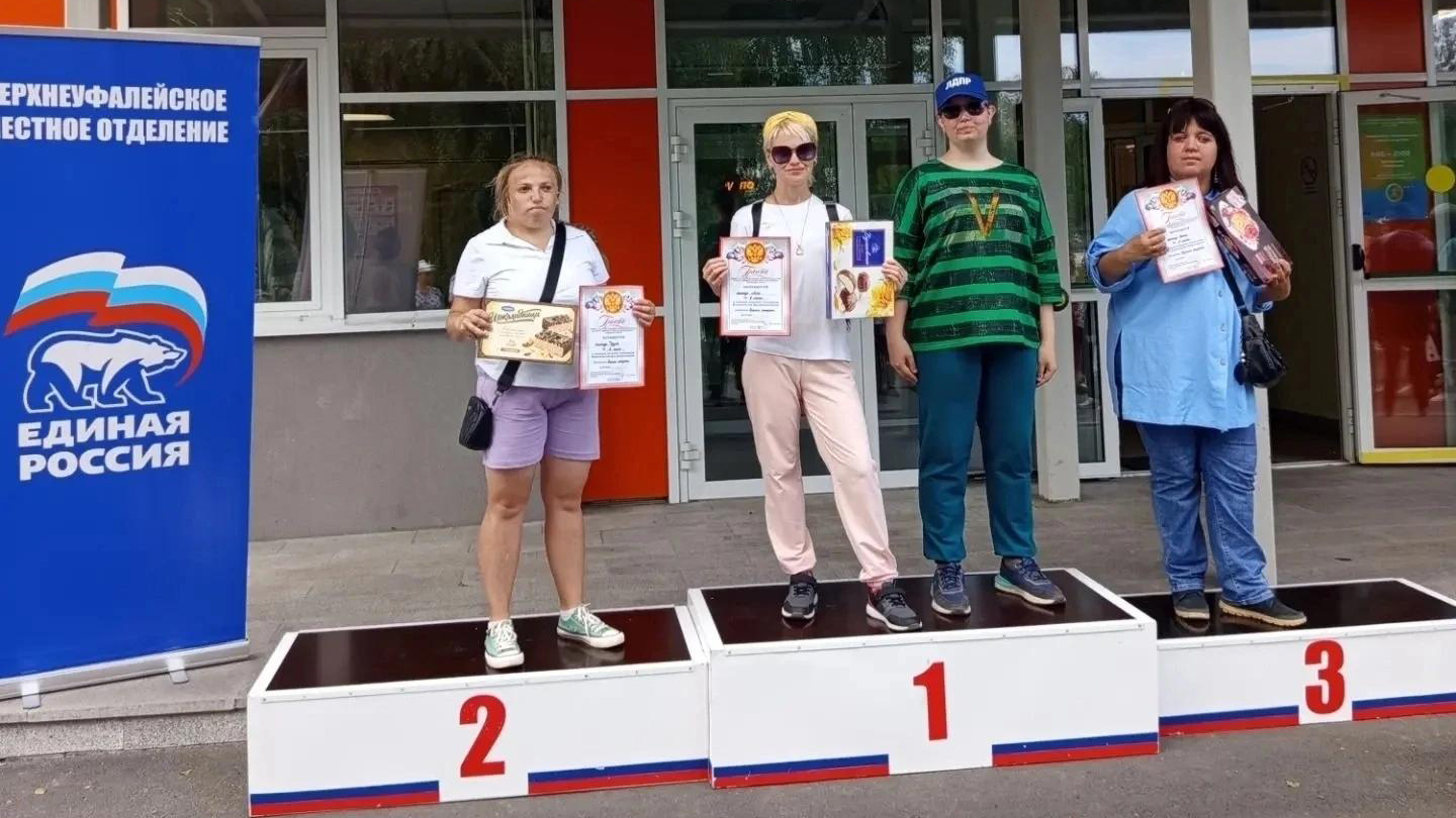 Участники «Весёлых стартов» стоят на пьедестале с дипломами и сладкими призами после награждения