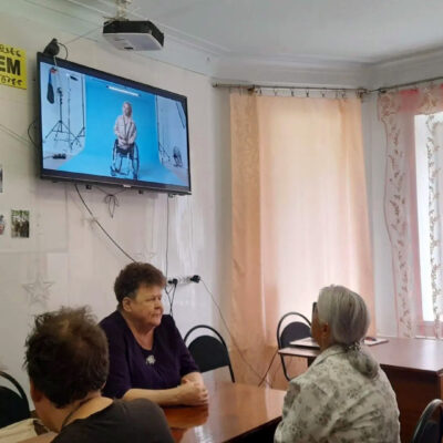 «Фильмы, которые согревают сердца»: в клубе «Забота» отметили День российского кино