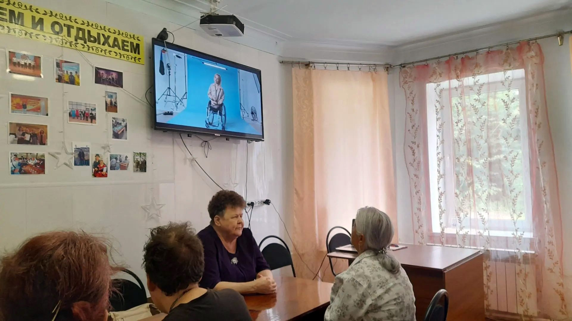 «Фильмы, которые согревают сердца»: в клубе «Забота» отметили День российского кино