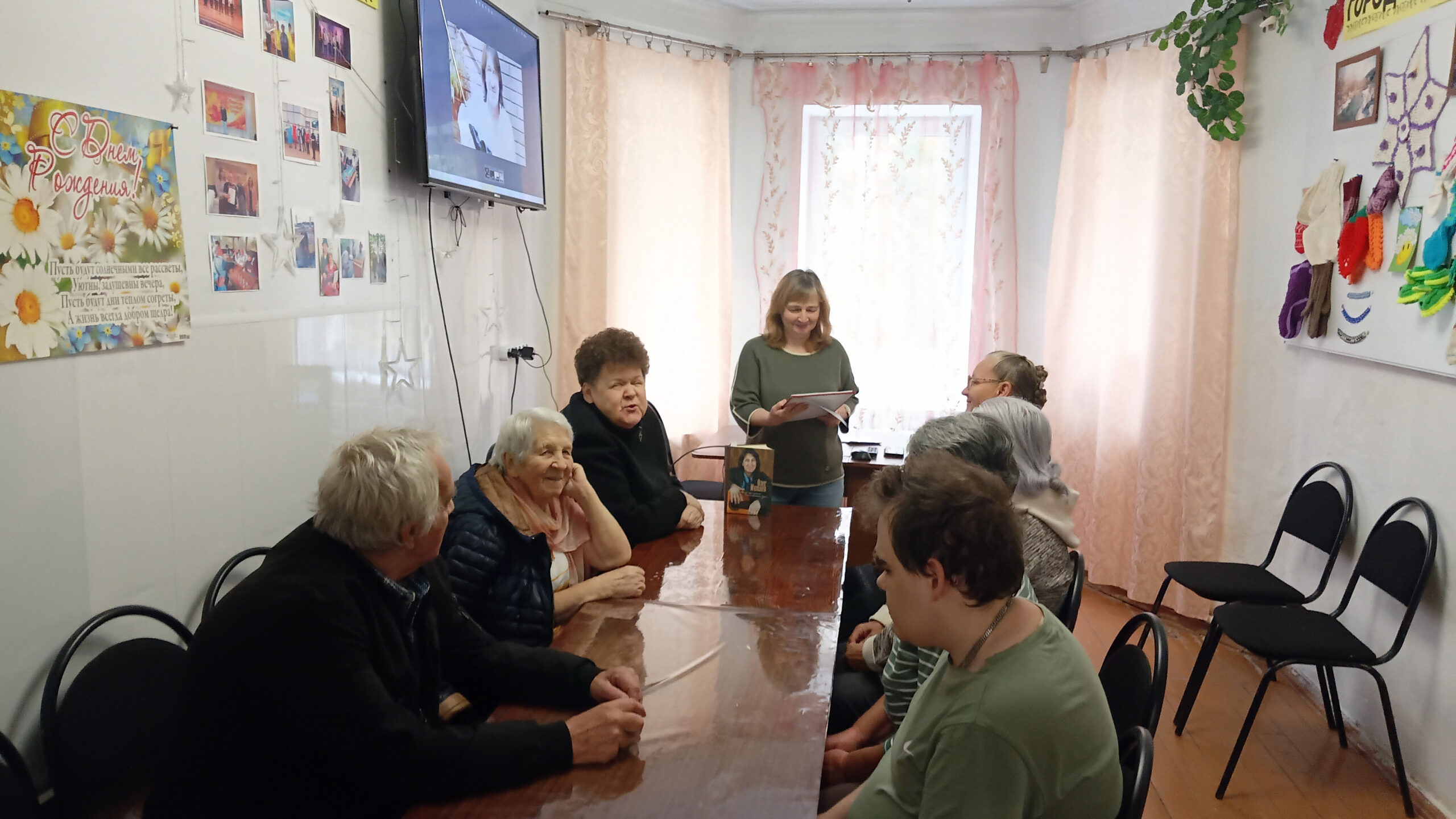 «Как здорово, что все мы здесь сегодня собрались»: в клубе «Забота» звучали песни Олега Митяева