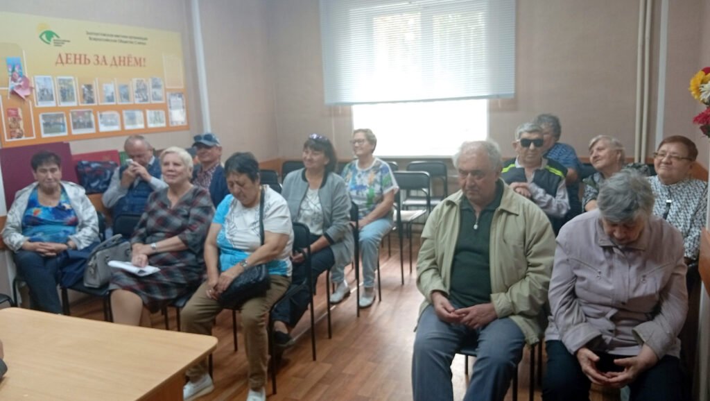 Участники сентябрьского собрания Златоустовской МО ВОС сидят в зале и слушают выступающих.