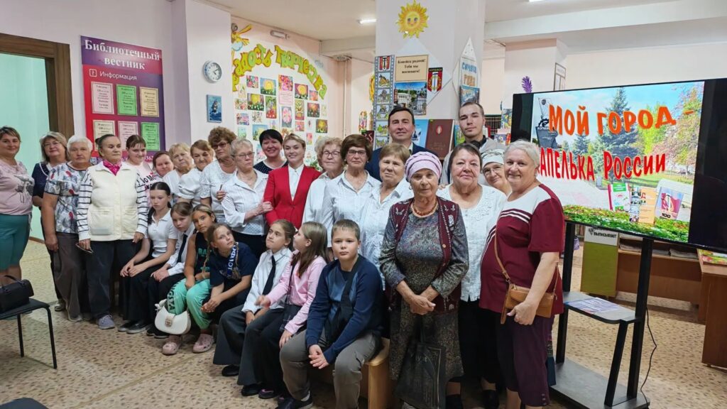 Члены Копейской МО ВОС, жители города и гости мероприятия фотографируются вместе в библиотеке после праздничной программы.