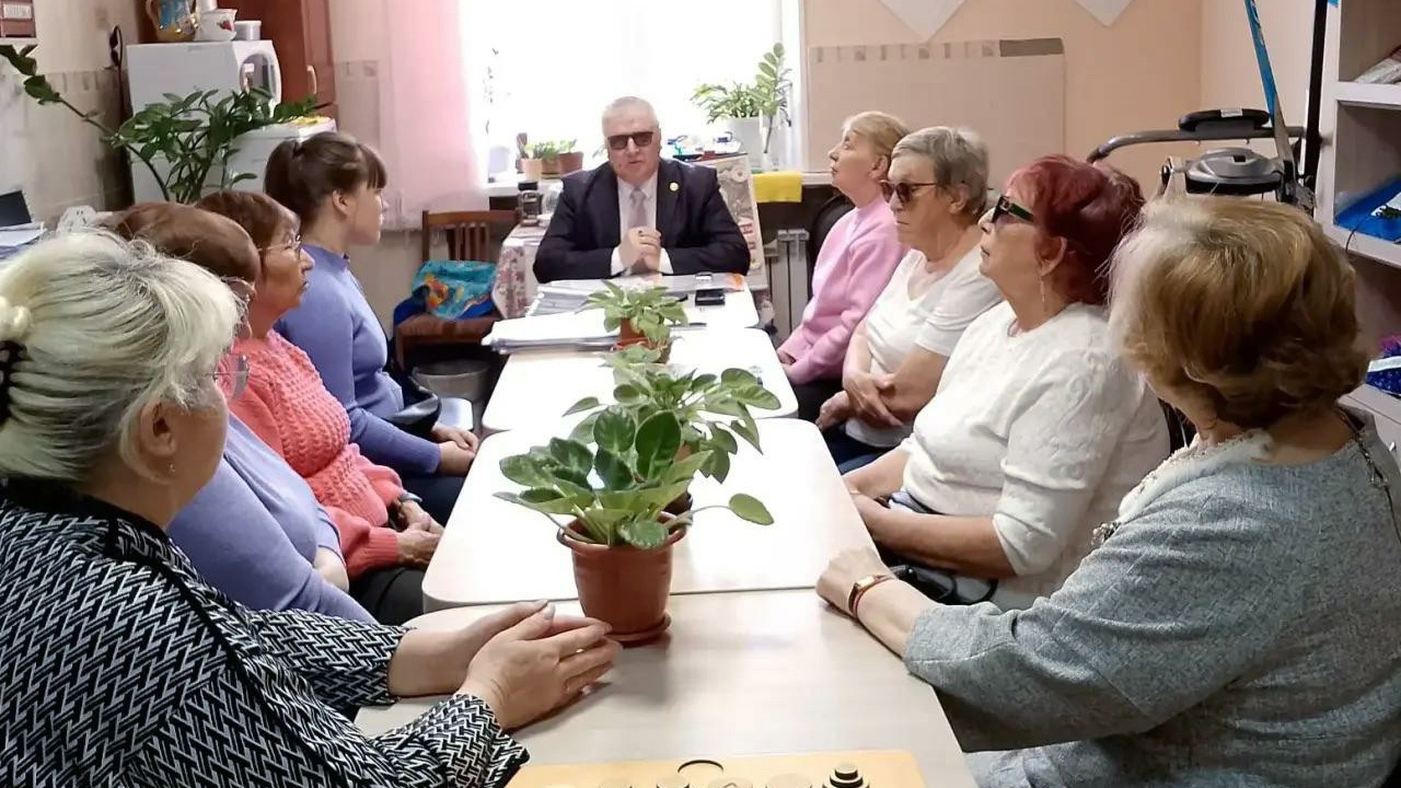 Председатель Чебаркульской МО ВОС Виктор Кушлаков проводит встречу с активистами организации; участники сидят за общим столом и обсуждают предстоящее голосование.