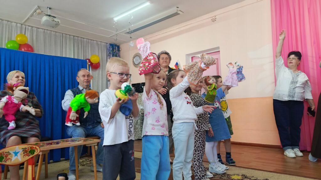 Дети сами пробуют себя в роли кукловодов и показывают сцену из сказки «Репка» вместе с артистами театра.
