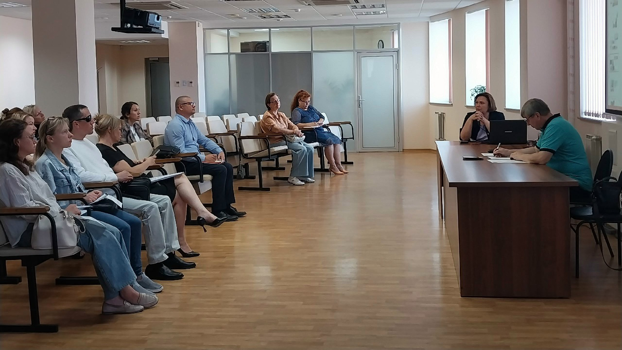 Участники заседания Общественной комиссии при Главном бюро МСЭ сидят в зале и слушают выступление; справа за столом работают представители комиссии.