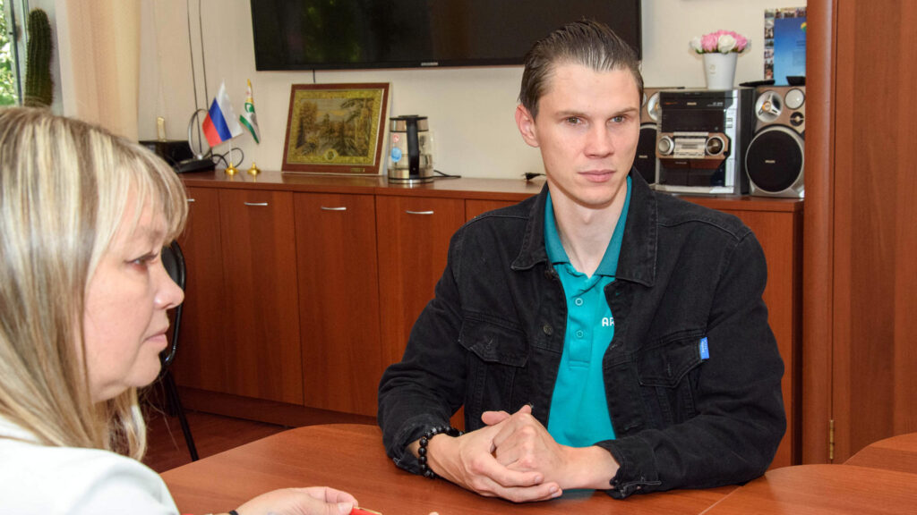 Александр Новичихин во время встречи с представителем «Движения Первых».